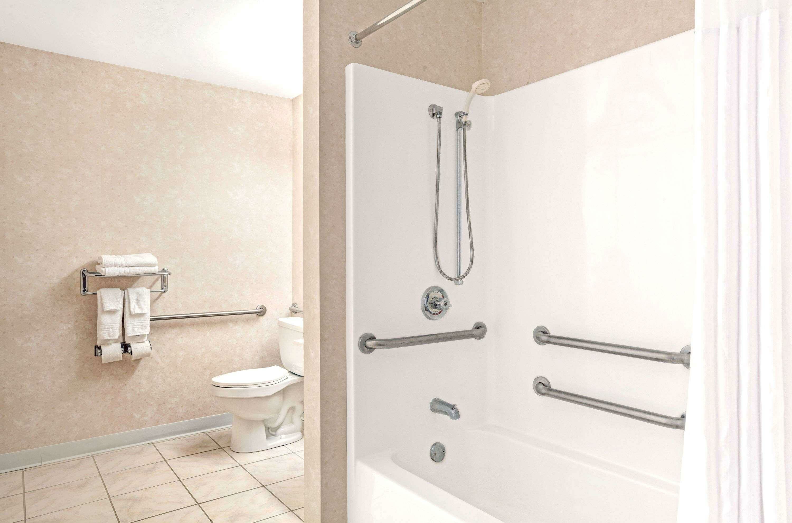 Фото Days Inn by Wyndham Sturbridge