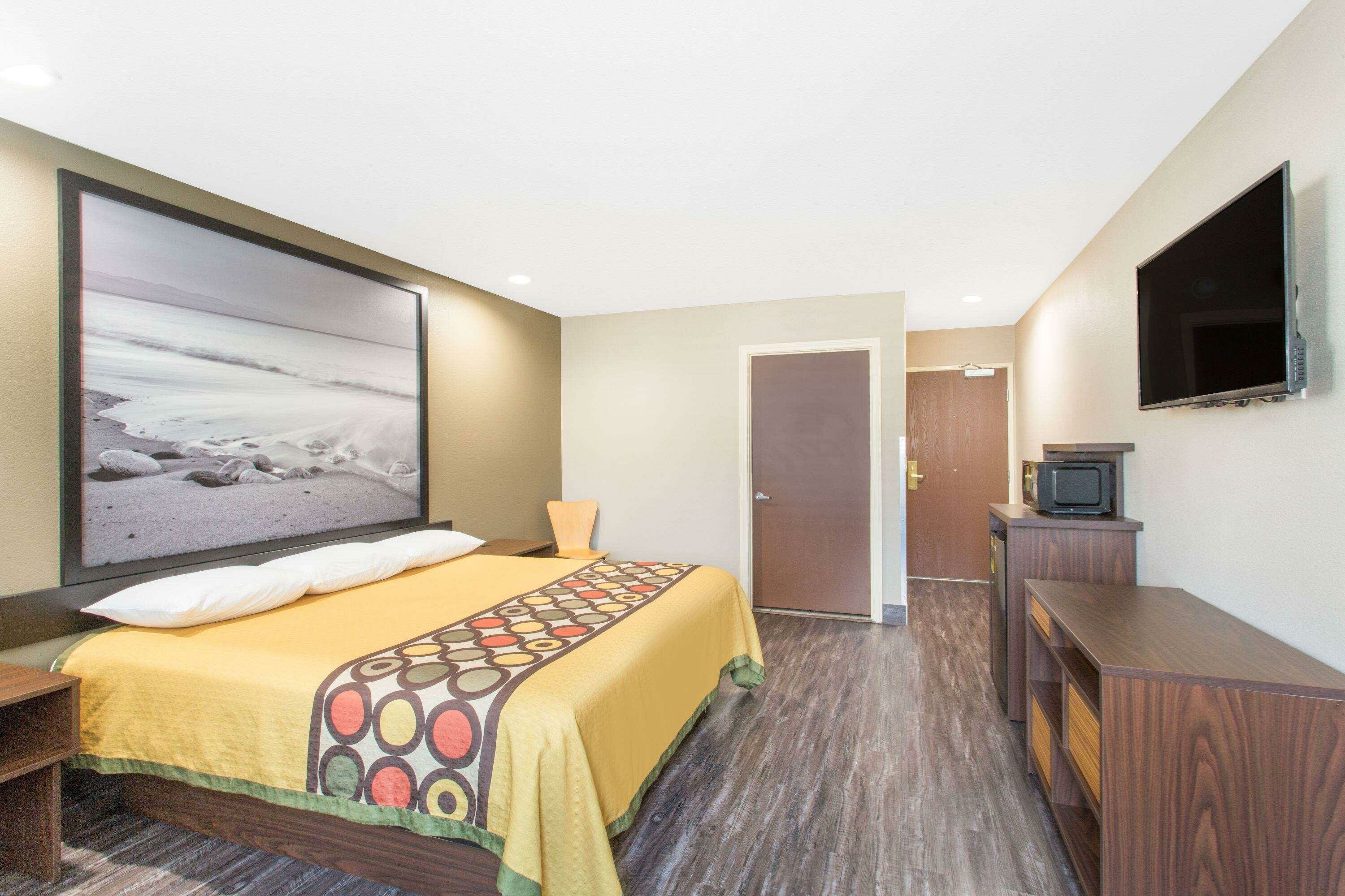 Фото Super 8 by Wyndham National City Chula Vista