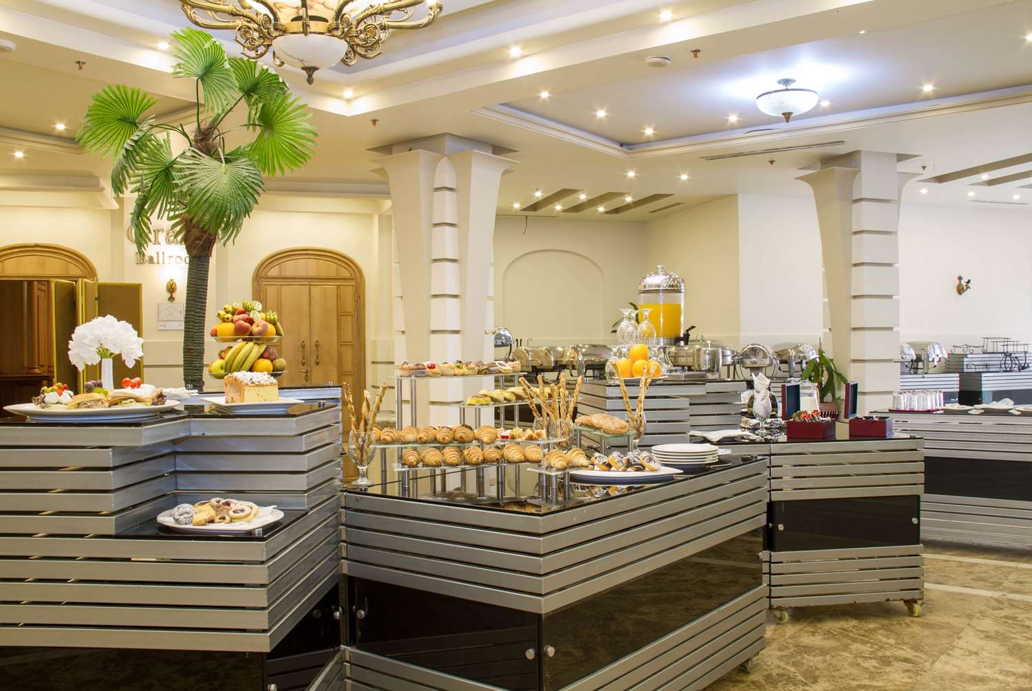 Фото Days Inn by Wyndham Hotel Suites Amman