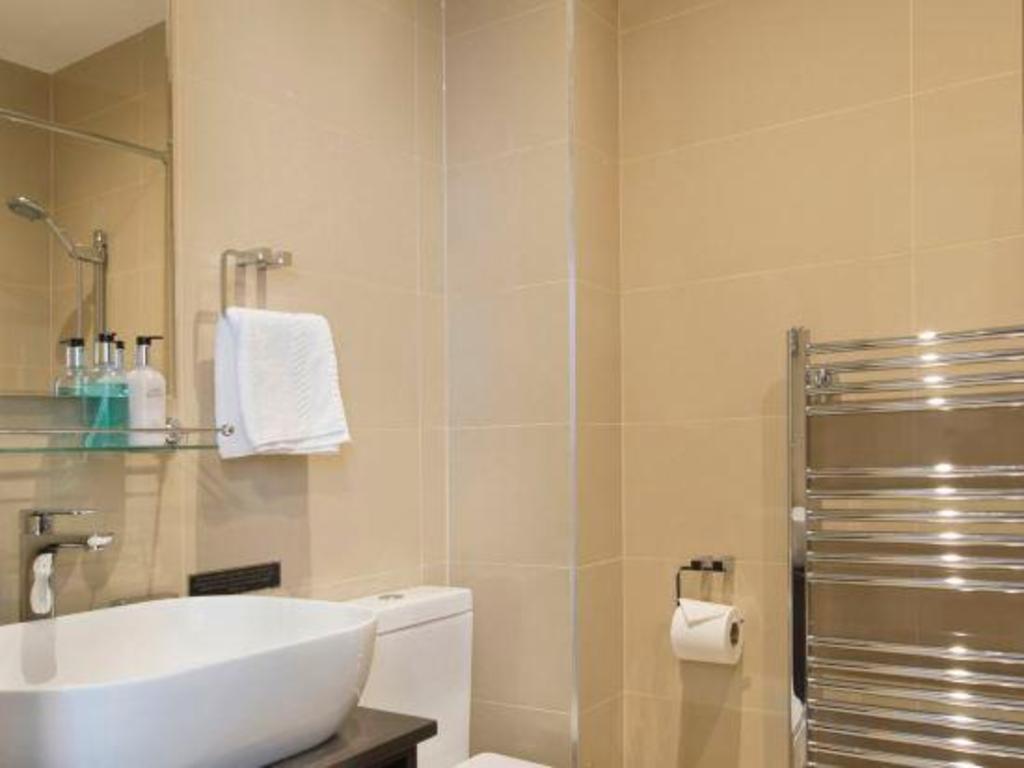 Фото Oyo Townhouse 30 Sussex Hotel