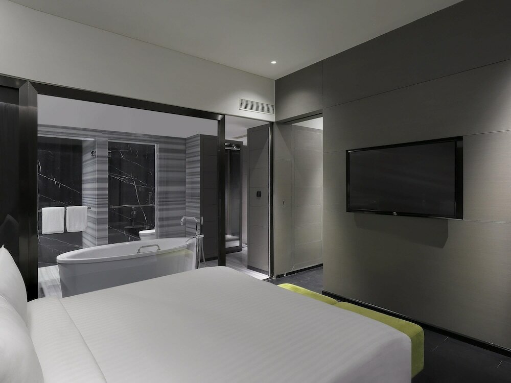 Фото Novotel Chennai Chamiers Road Hotel