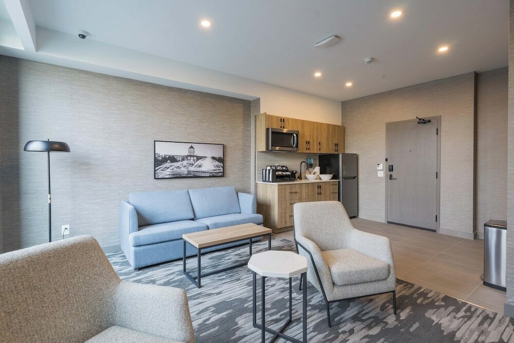 Фото Sandman Hotel & Suites Winnipeg Airport