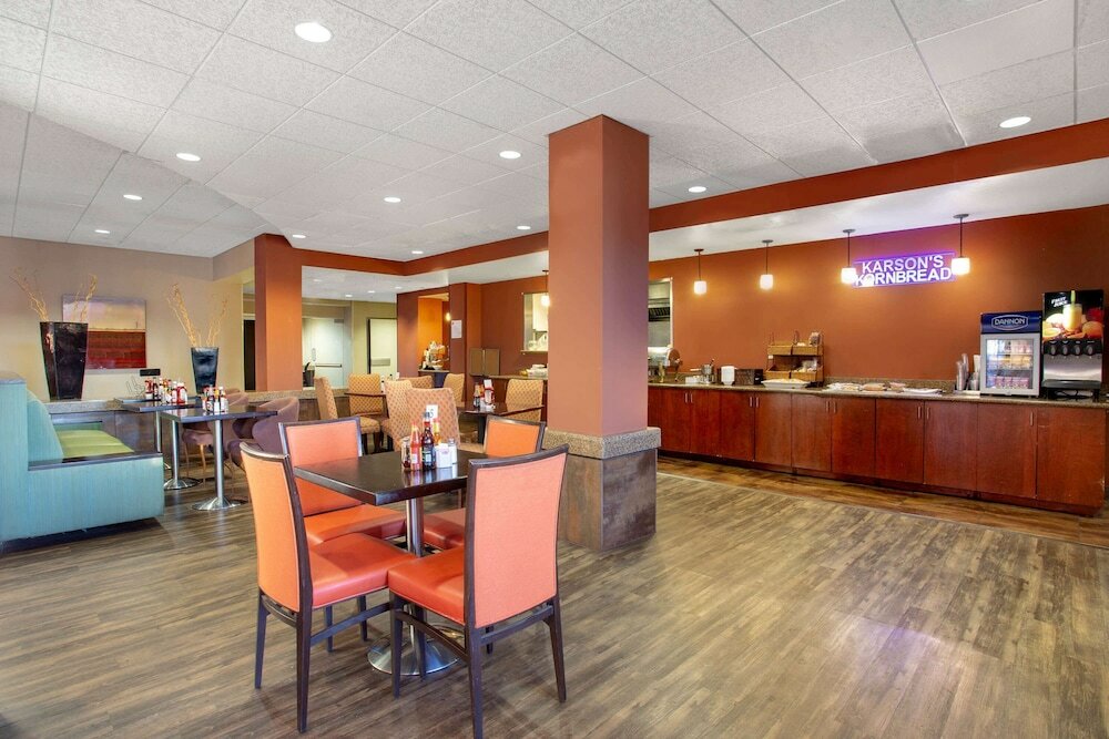 Фото Ramada by Wyndham Phoenix Midtown