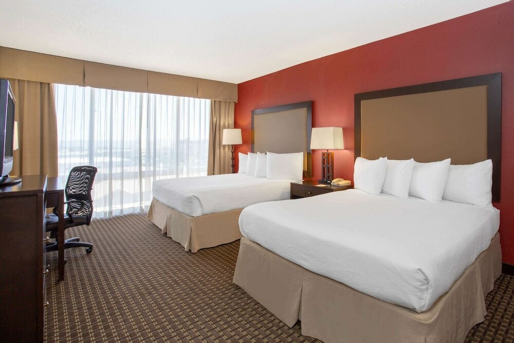 Фото Ramada by Wyndham Phoenix Midtown
