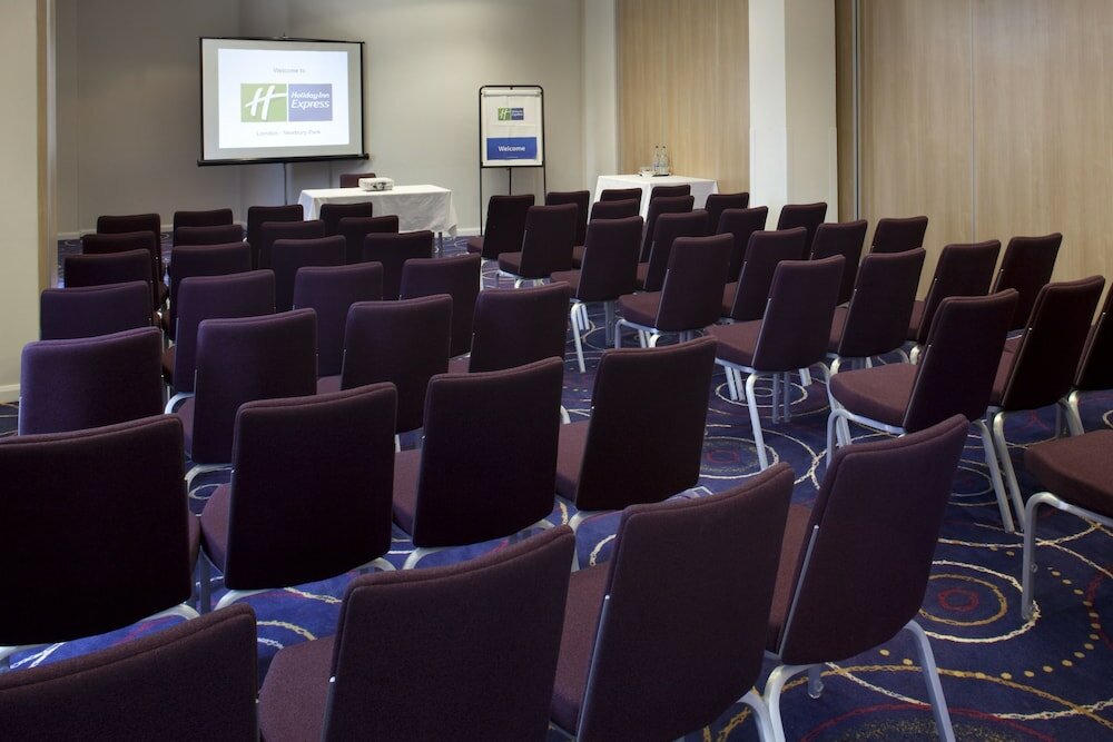 Фото Holiday Inn Express London - Newbury Park, an Ihg Hotel