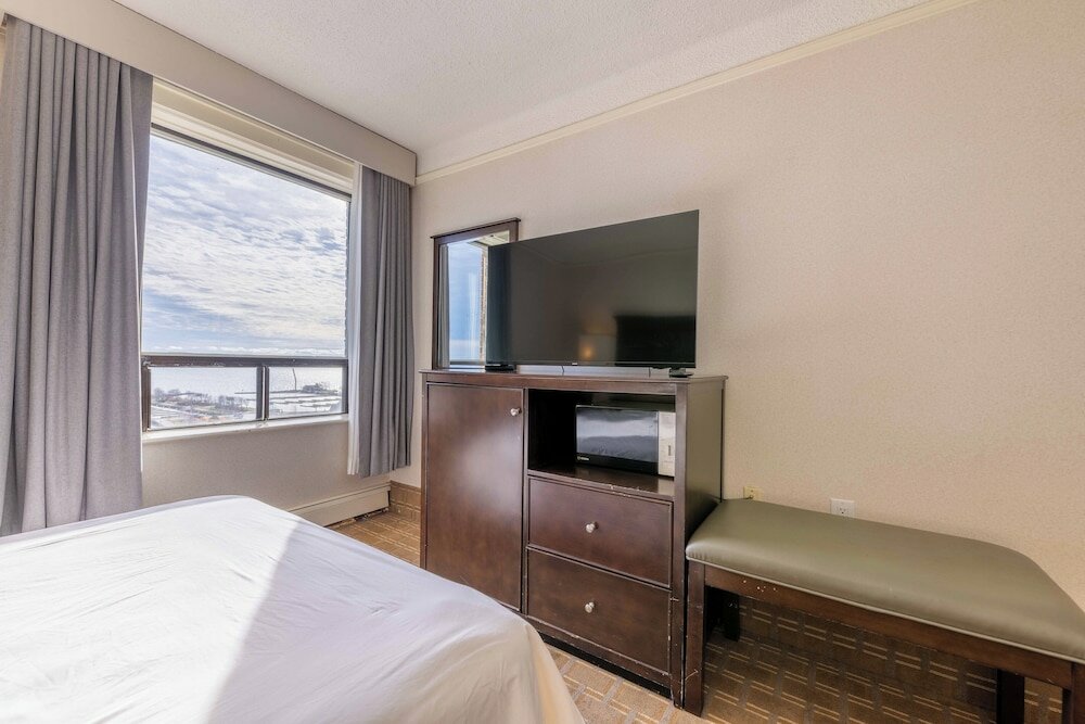 Фото Prince Arthur Waterfront Hotel & Suites