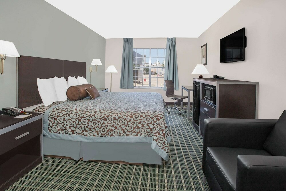 Фото Days Inn by Wyndham Market Center Dallas Love Field