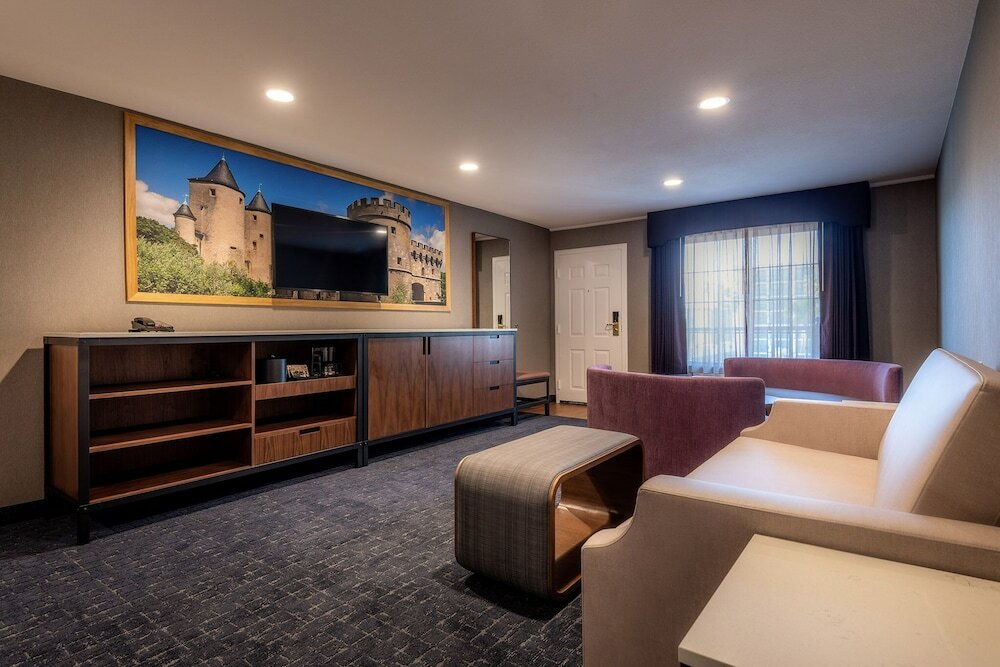 Фото Anaheim Camelot Inn & Suites