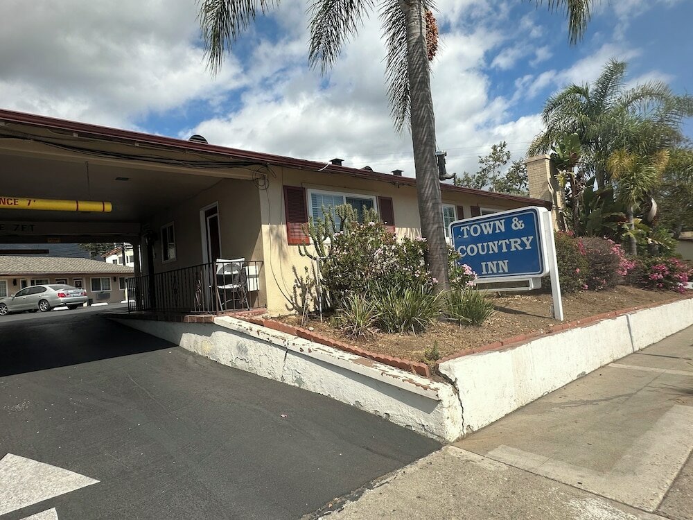 Фото Town and Country Inn