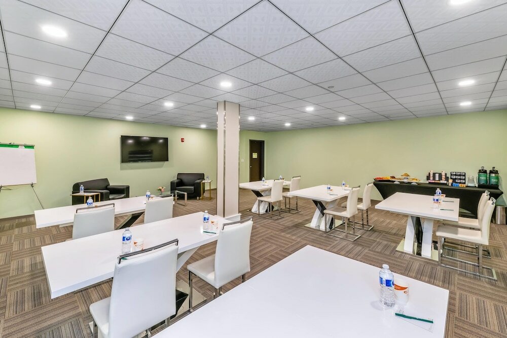 Фото Quality Inn Sunshine Suites