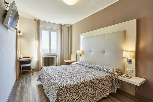 Гостиница Hotel Europa в Дезенцано-дель-Гарда