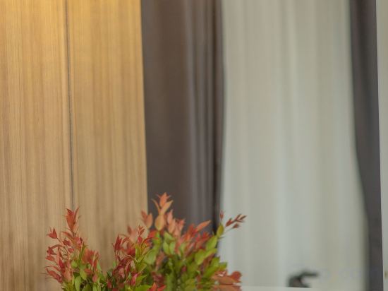 Фото 8 Mile Hotel