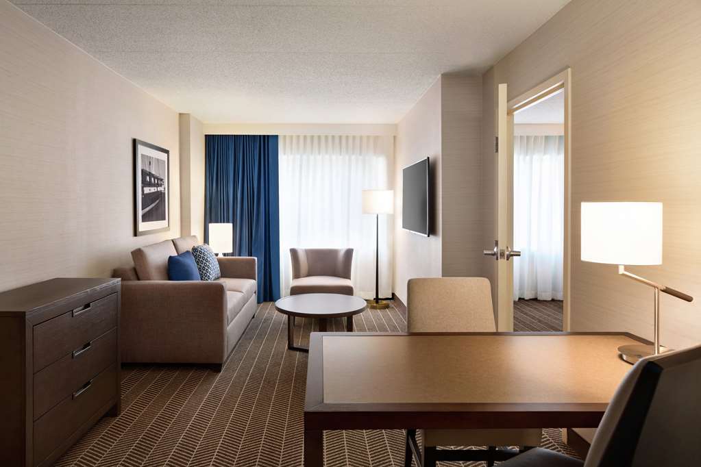 Фото Embassy Suites by Hilton Boston at Logan Airport