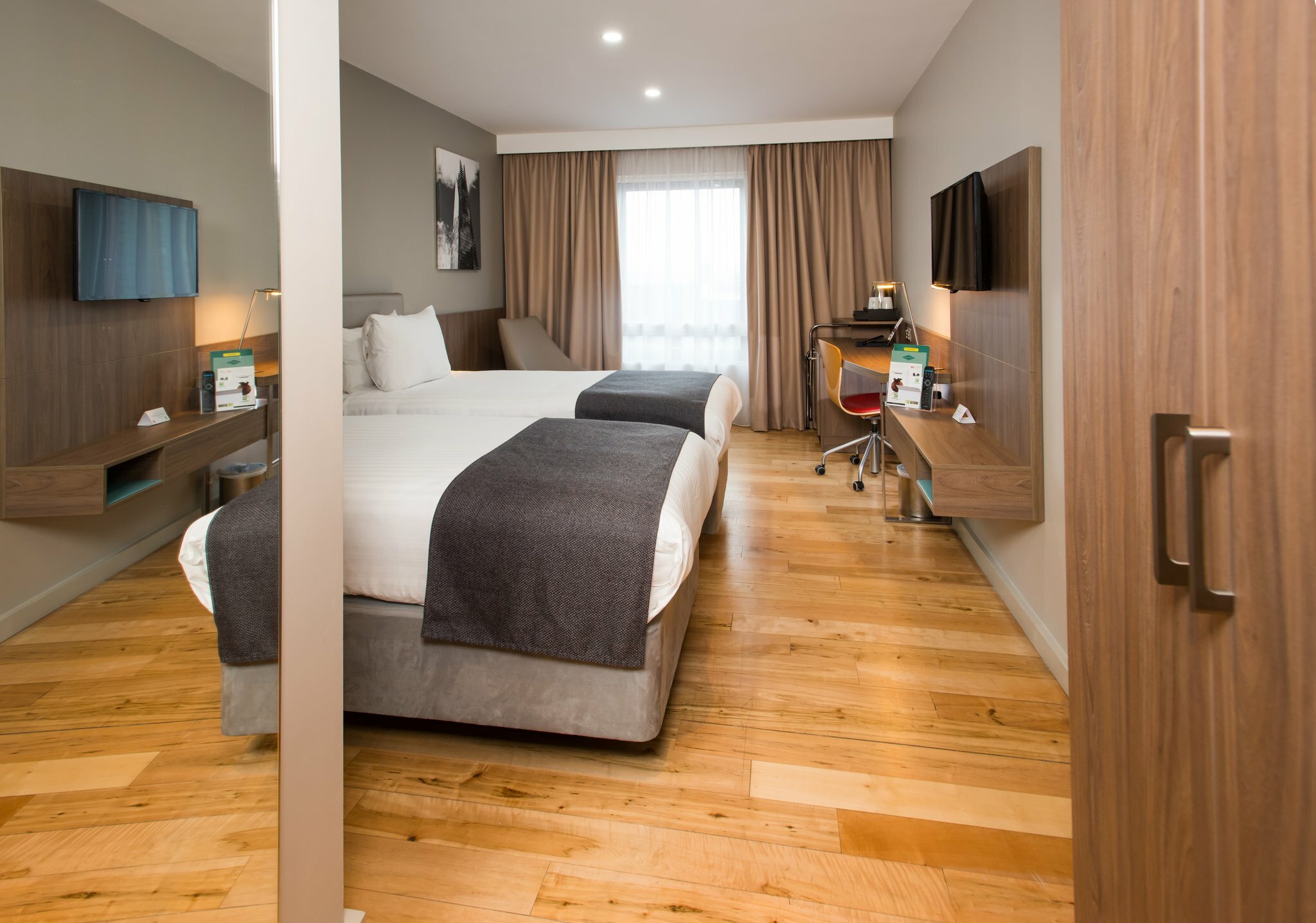 Фото Holiday Inn London - West, an Ihg Hotel