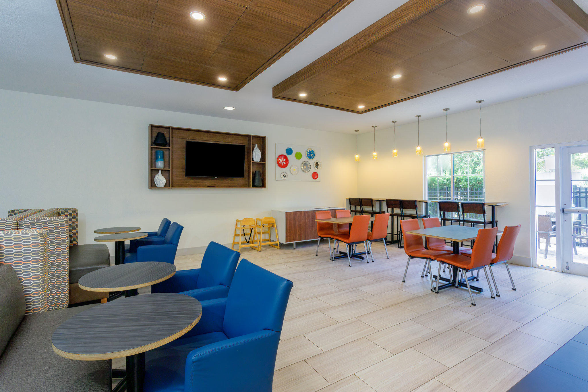 Фото Holiday Inn Express Tampa N I-75 - University Area, an Ihg Hotel