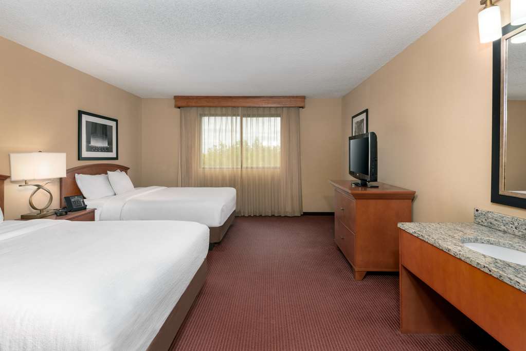 Фото Embassy Suites Hotel Kansas City - International Airport