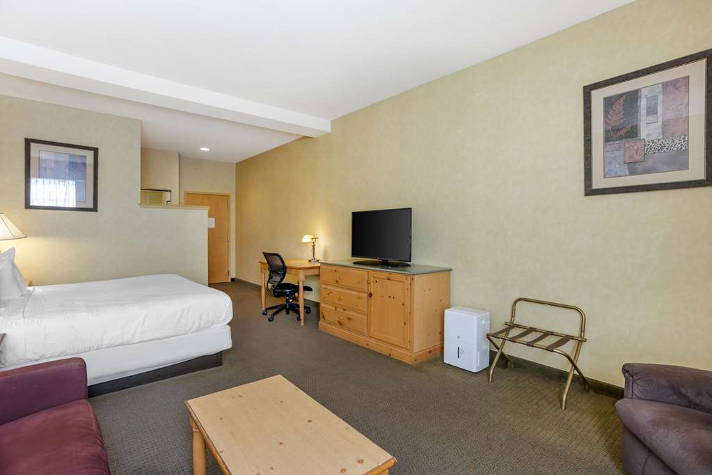 Фото Best Western Plus Revere Inn & Suites
