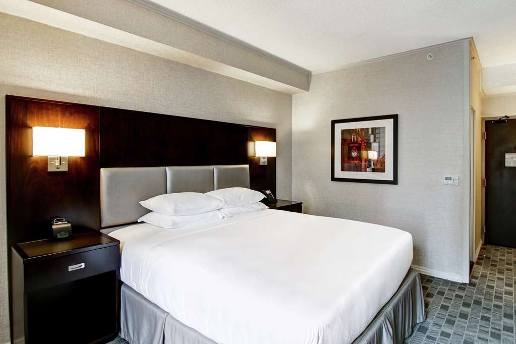 Фото DoubleTree by Hilton Hotel Toronto Downtown