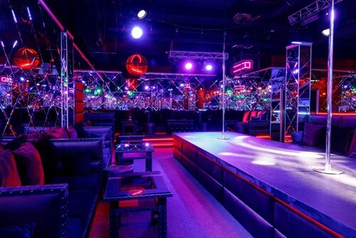 Қызыл орамалмен эротикалық стриптиз бейне трюк