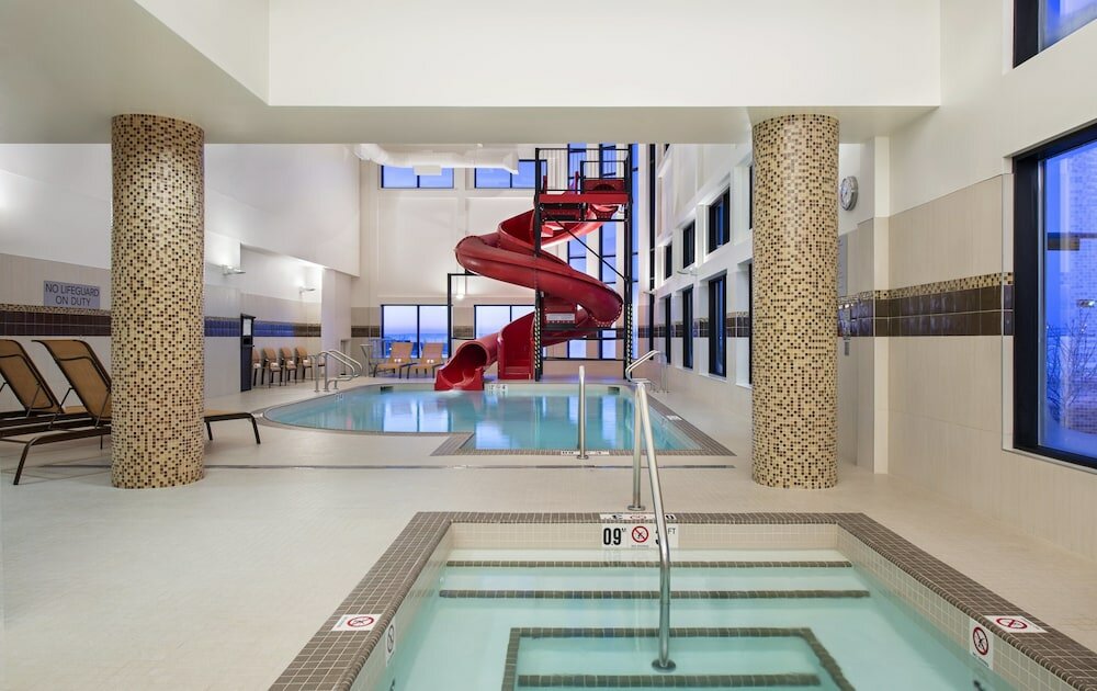 Фото Courtyard by Marriott Calgary South