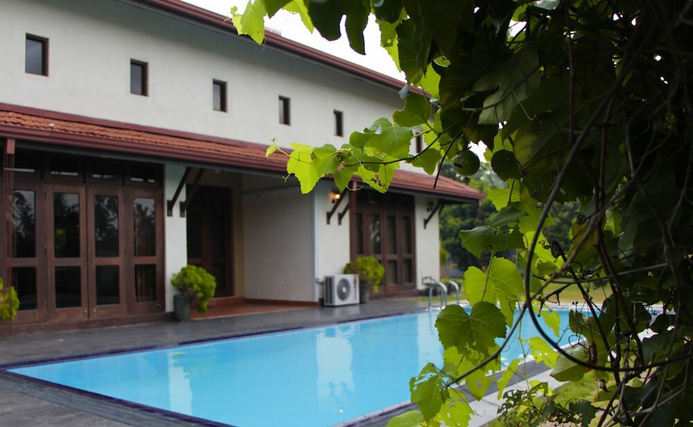 Фото The Airport Villa