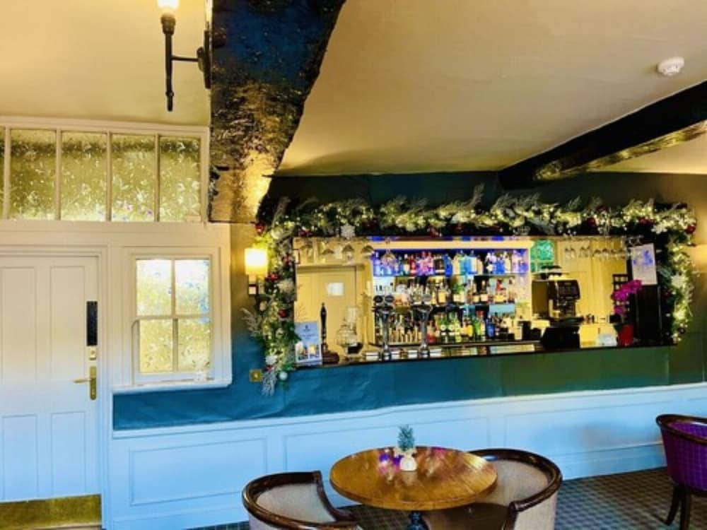 Фото Macdonald Bear Hotel