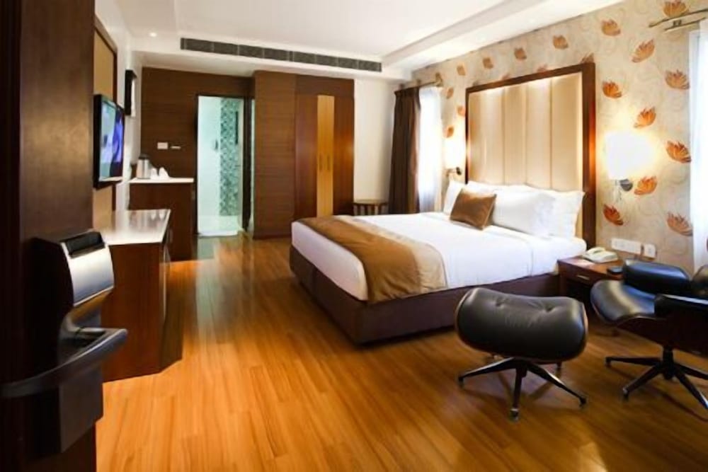 Фото The Grand Magrath Hotel