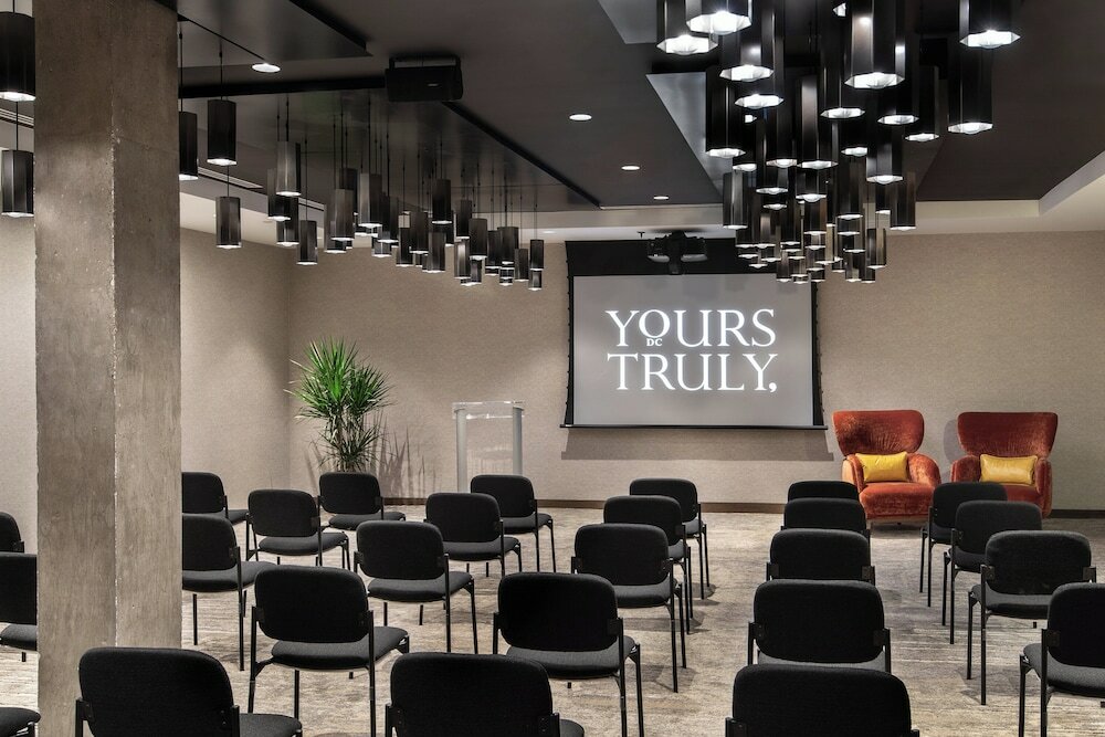 Фото Yours Truly Dc