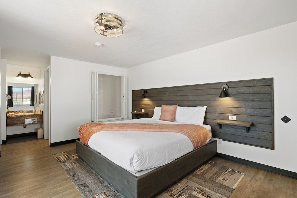 Фото Broken Spur Inn & Steakhouse