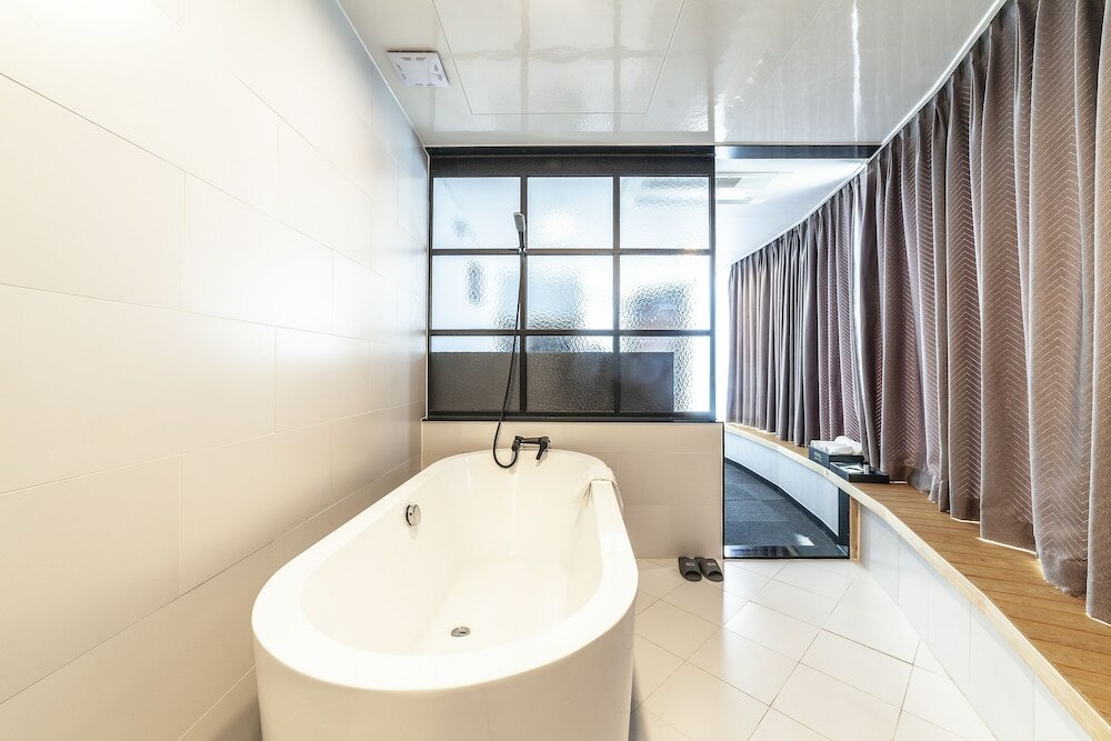 Фото Gangneung Tourist Hotel