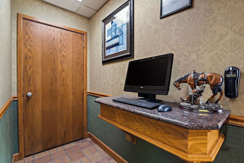 Фото Holiday Manor McPherson