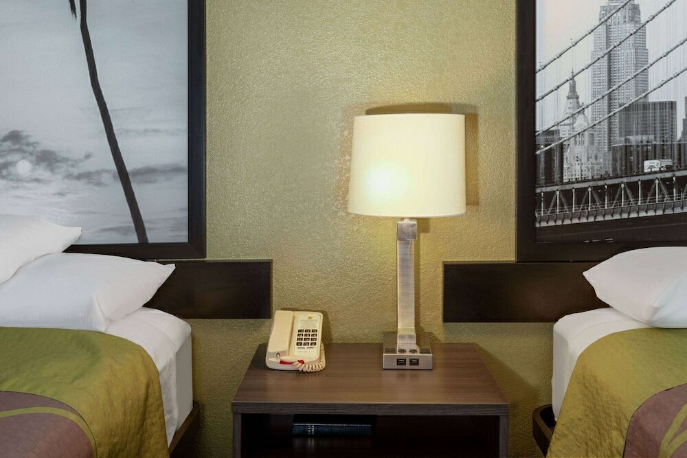 Фото Super 8 by Wyndham Seguin