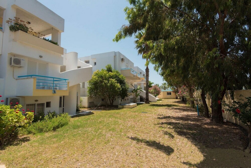 Фото Leonidas Hotel and Studios