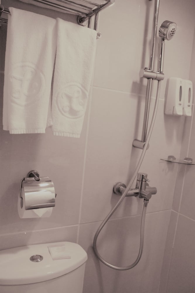 Фото Lander Hotel Prince Edward