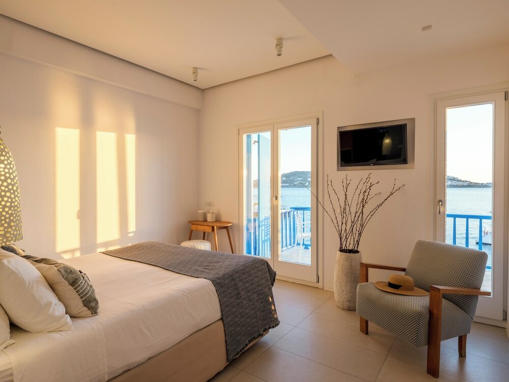 Фото Bluetopia Suites