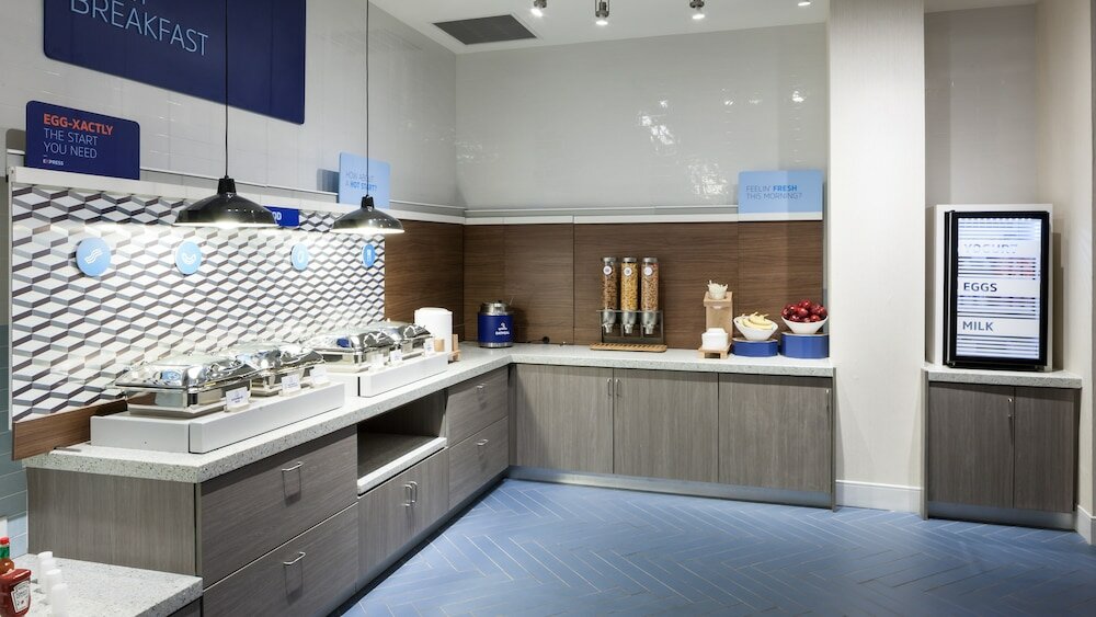 Фото Holiday Inn Express & Suites Orlando at SeaWorld, an Ihg Hotel