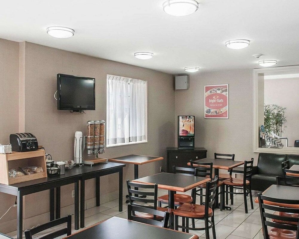 Фото EconoLodge Downtown Toronto