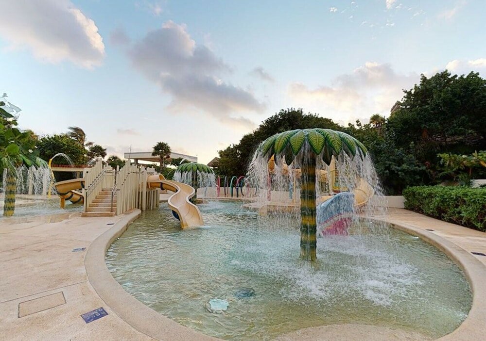 Фото Park Royal Beach Cancún - All Inclusive