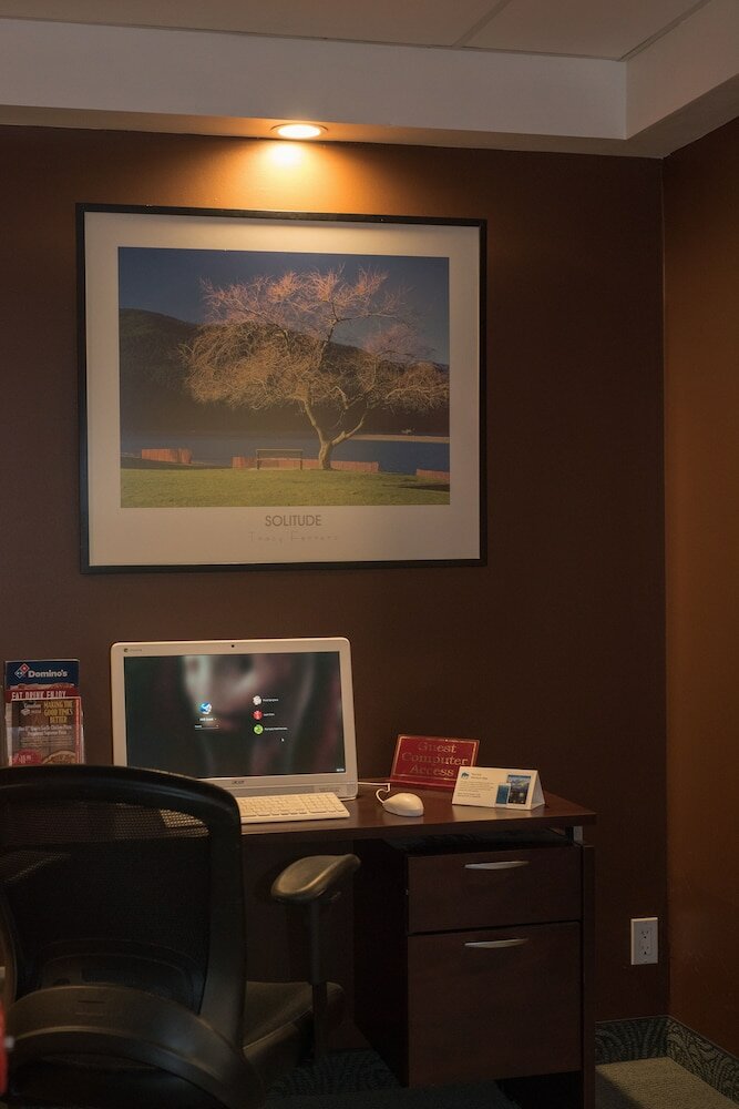 Фото Harrison Lake Hotel