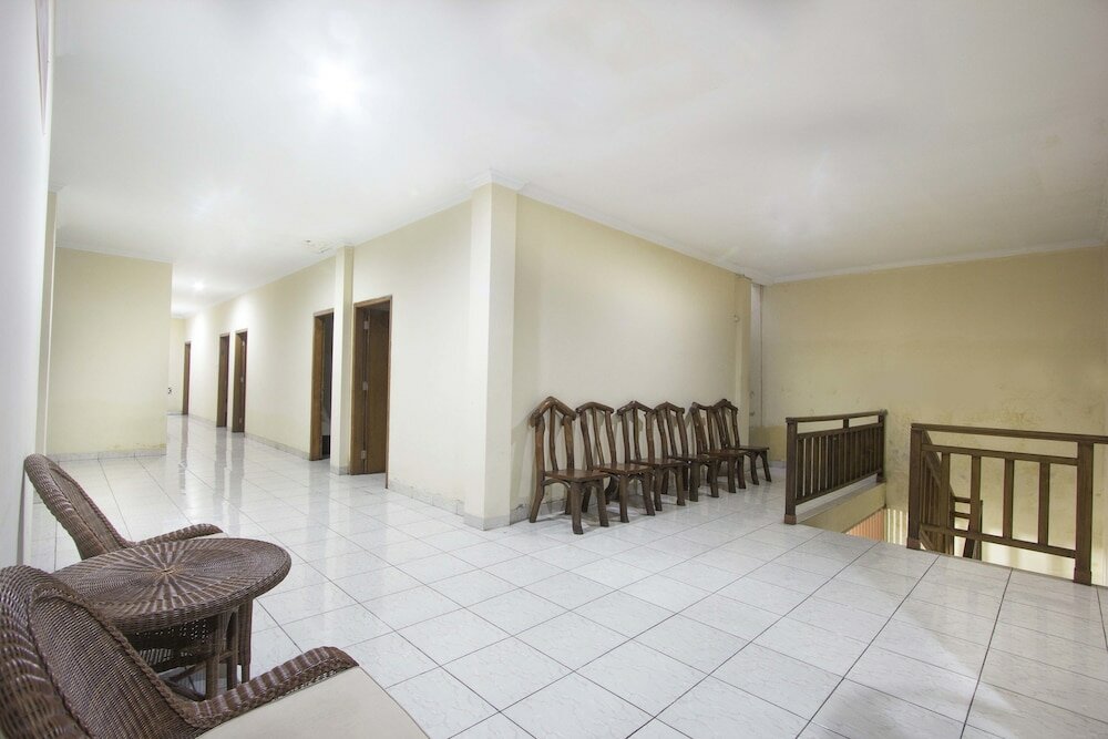 Фото RedDoorz Plus near Stadion Mandala Krida