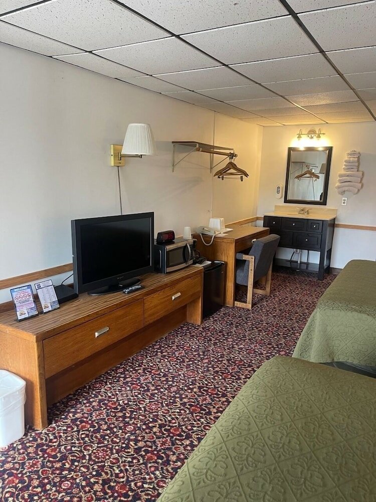 Фото Knights Inn Mackinaw City