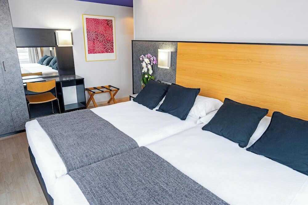 Фото City House Pathos