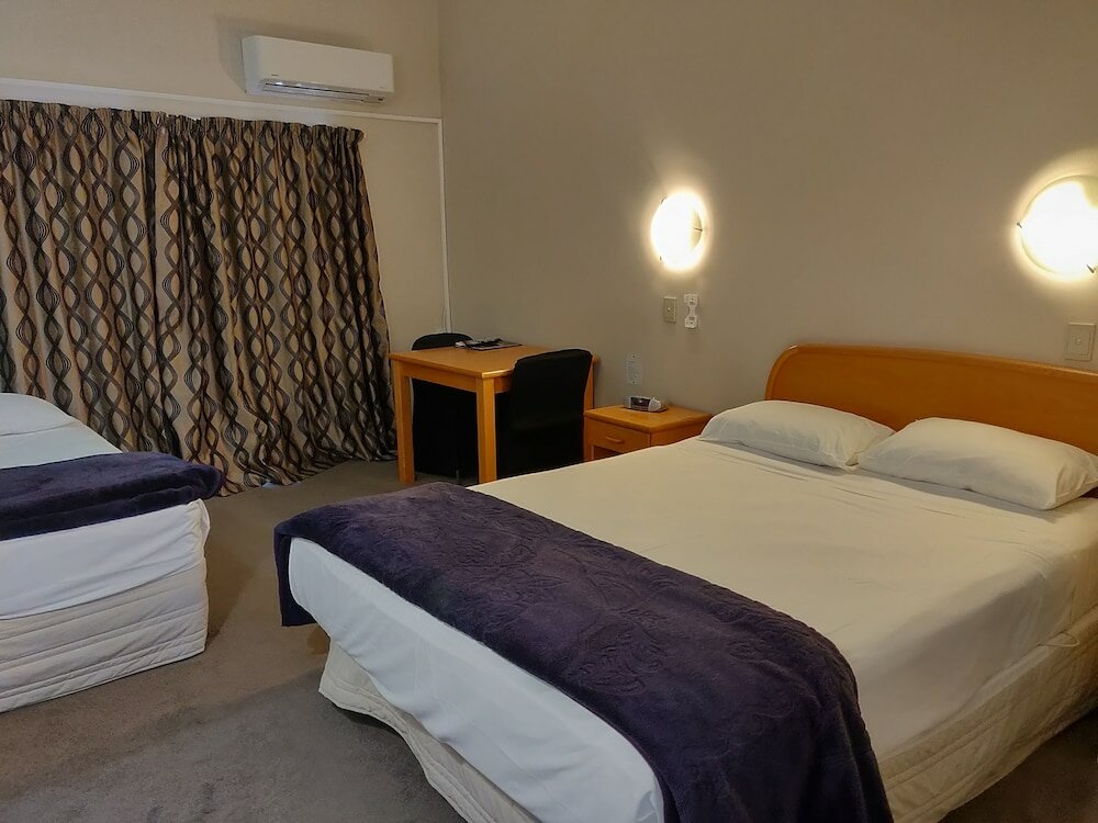 Фото Rayland Epsom Motel