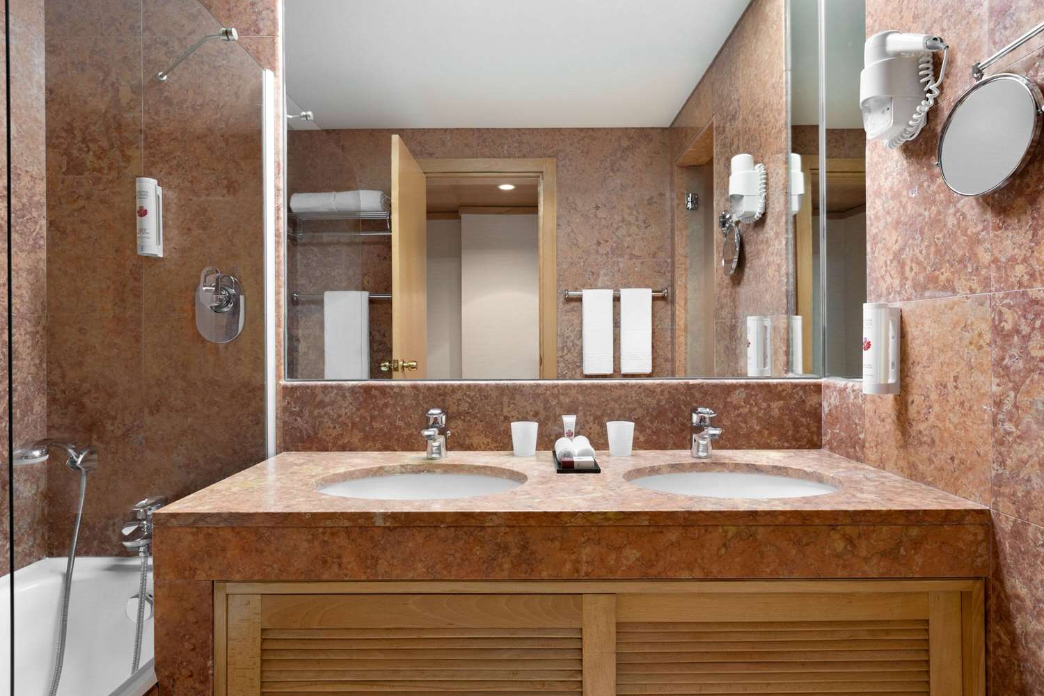 Фото Ramada by Wyndham Lisbon