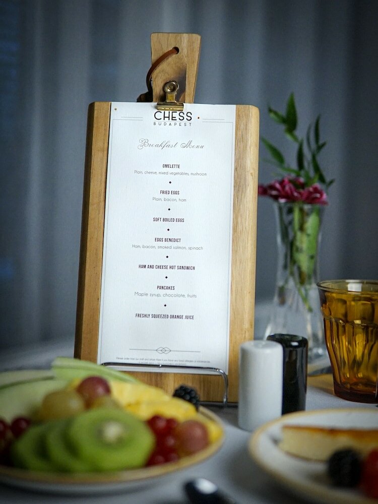 Фото Queen's Court Hotel & Residence