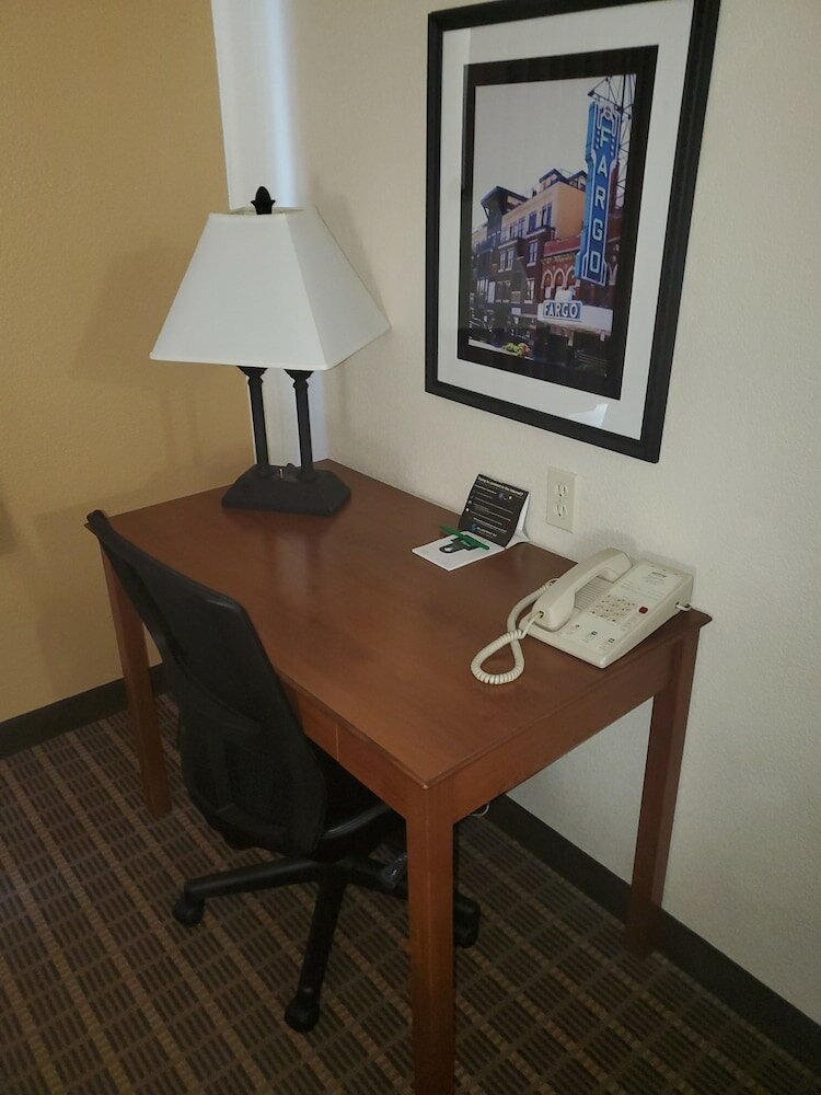 Фото Expressway Suites Fargo