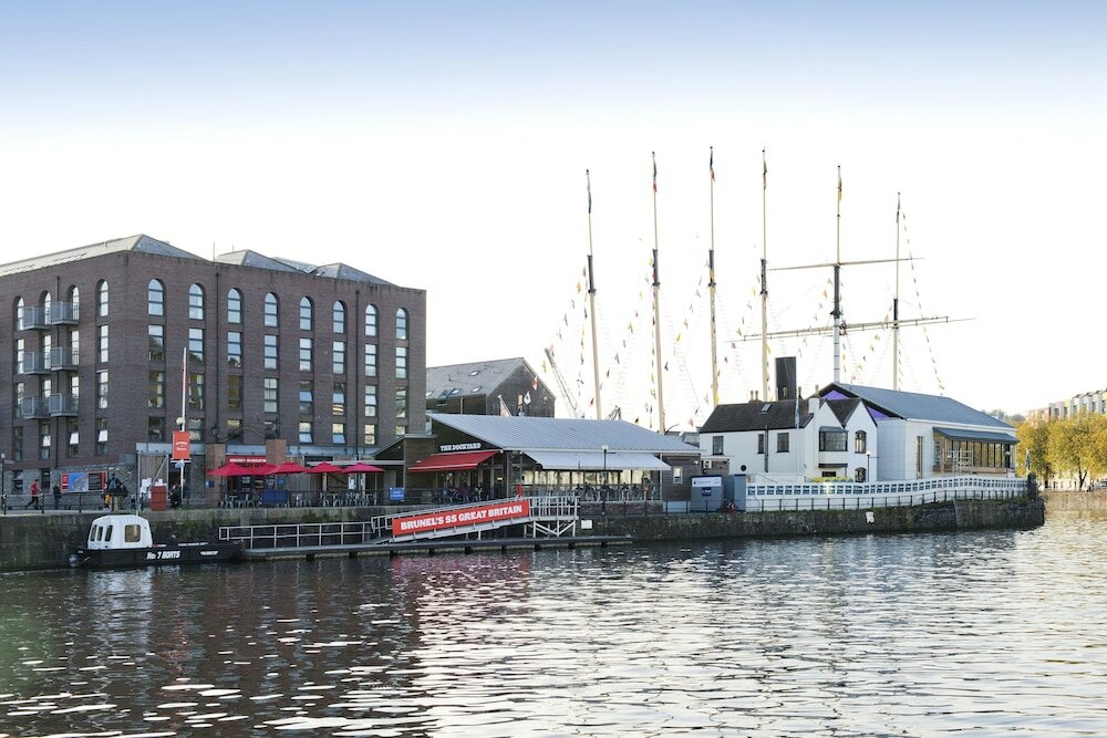 Фото Premier Inn Bristol City Centre Finzels Reach