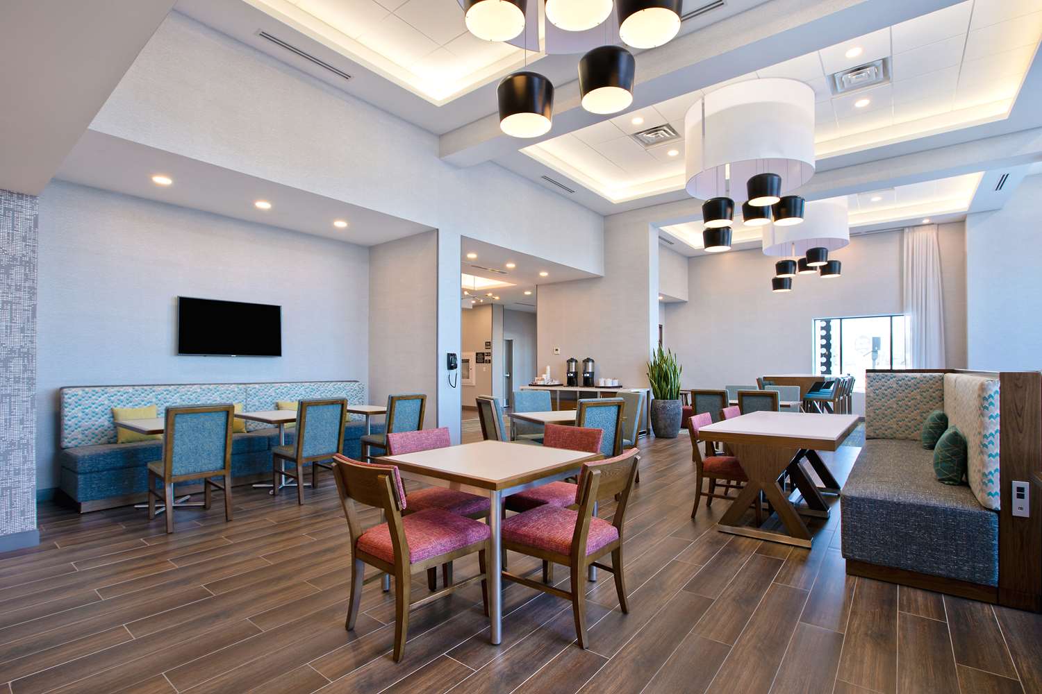 Фото Hampton Inn & Suites Ottawa West