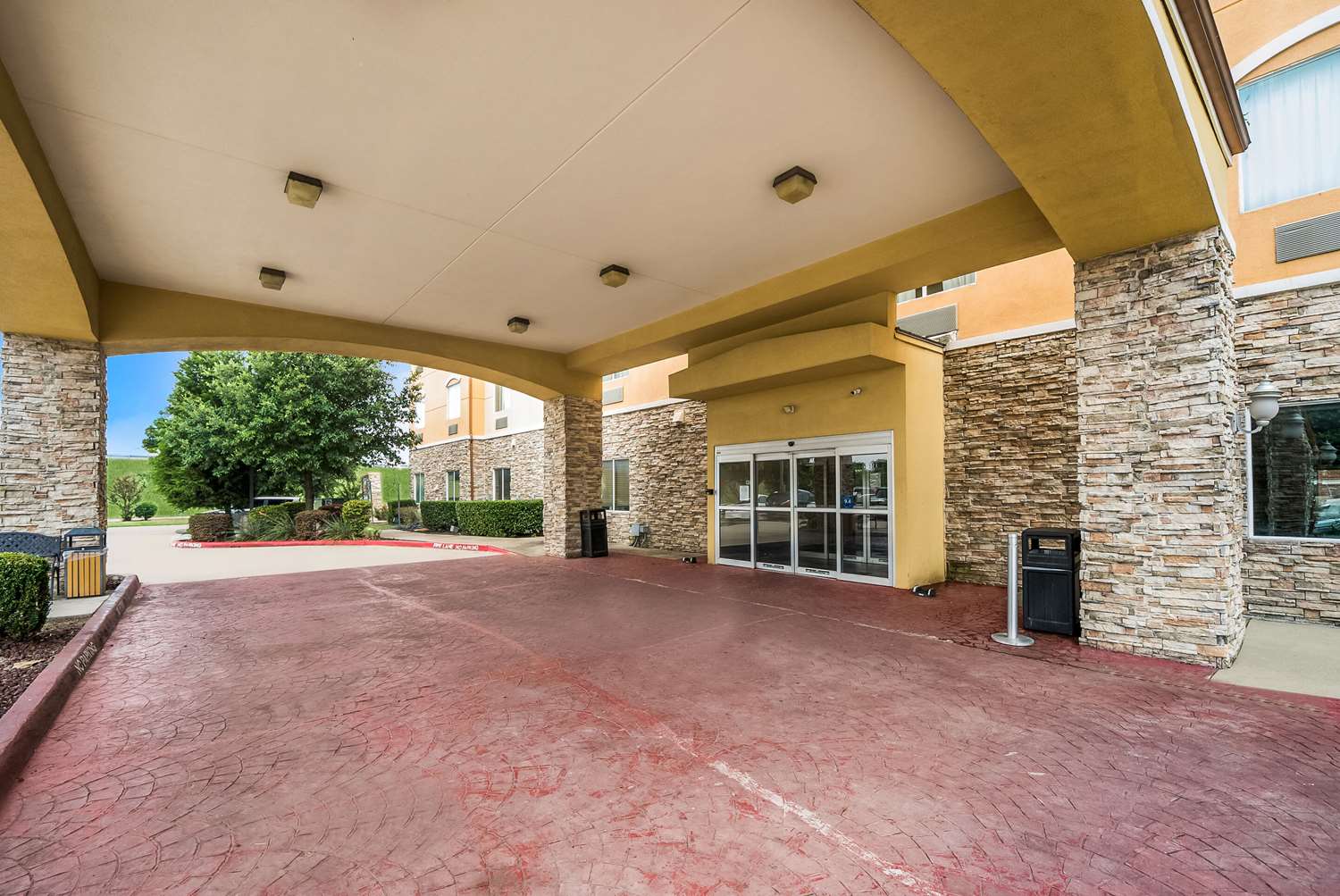 Фото Comfort Suites Plano - Dallas North