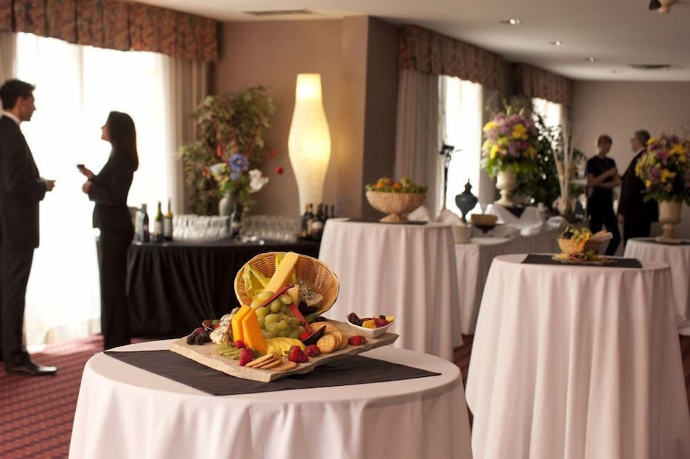 Фото Executive Hotel Vancouver Airport